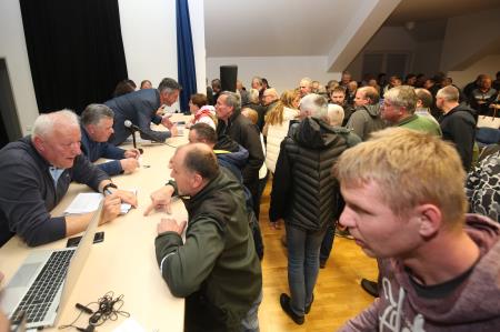 Sestanek s krajani Begunj pri Cerknici v zvezi s kanalizacijo 14 Foto Ljubo Vukelič